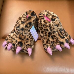 Cozy Leopard Kids Claw Slippers with Pink Accents Kids M(13-1) NWT